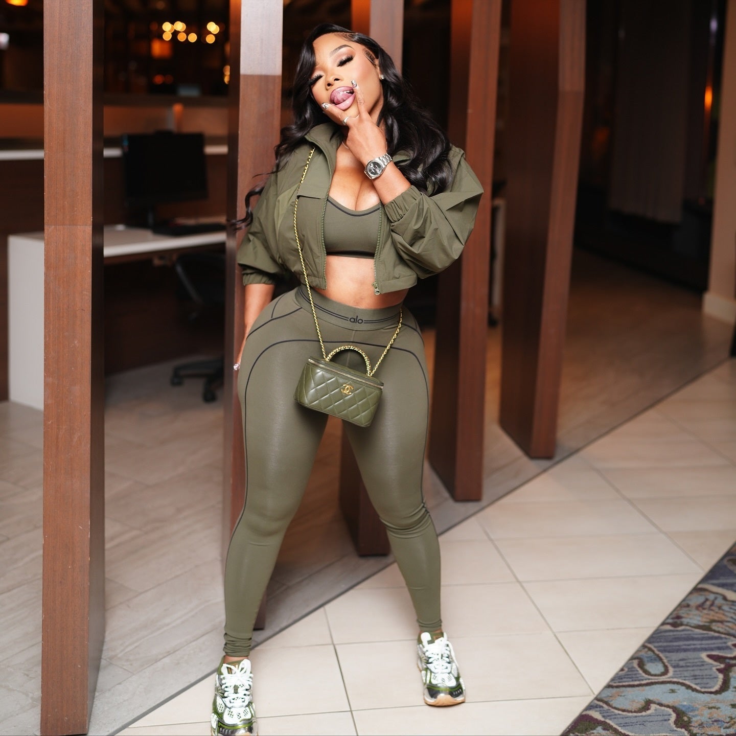 Alo Two-Piece Activewear Set | Sculpting Sports Bra & High-Waist Leggings