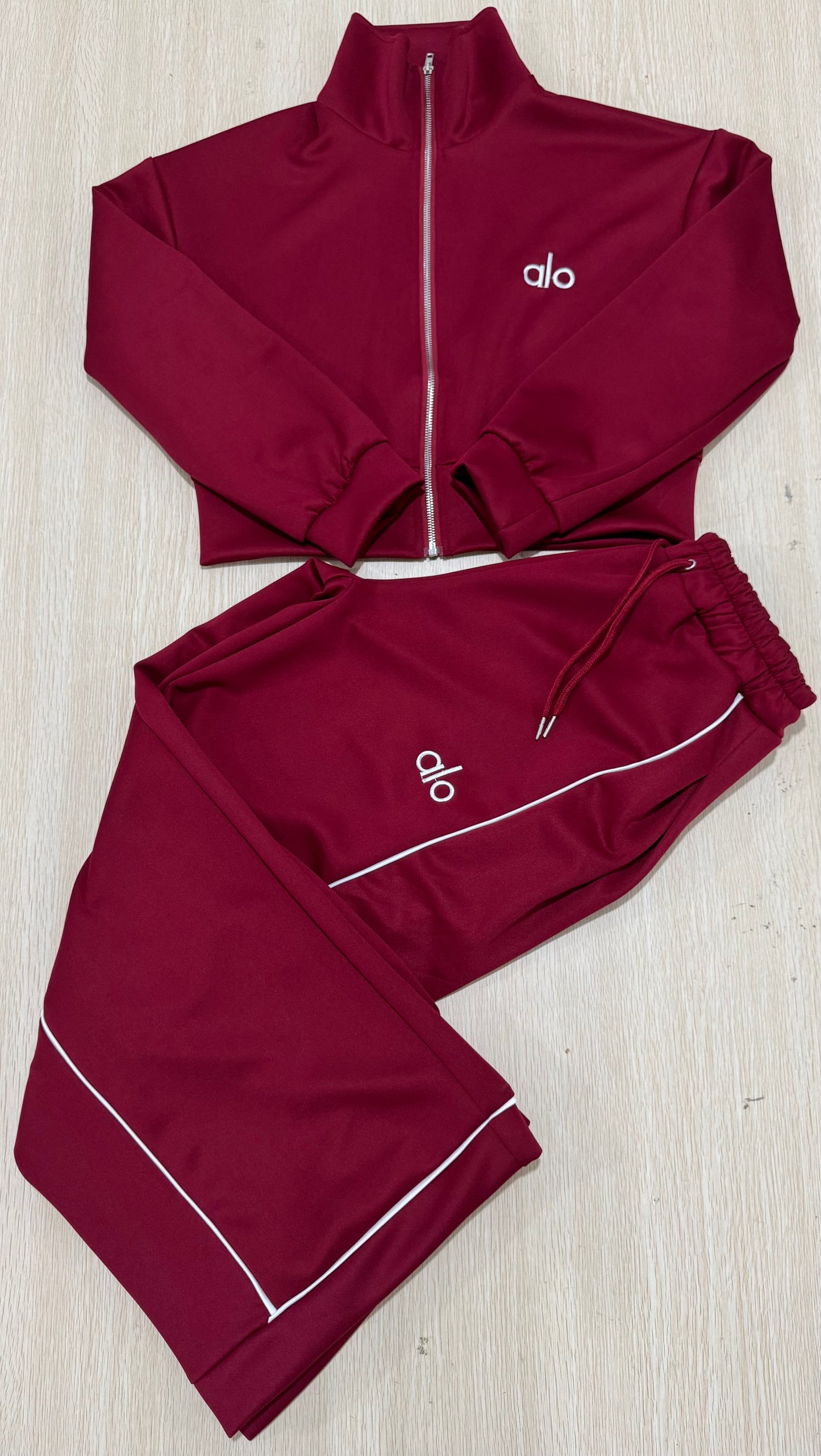 ALO Matching Zip-Up Set – Effortless Luxe Athleisure