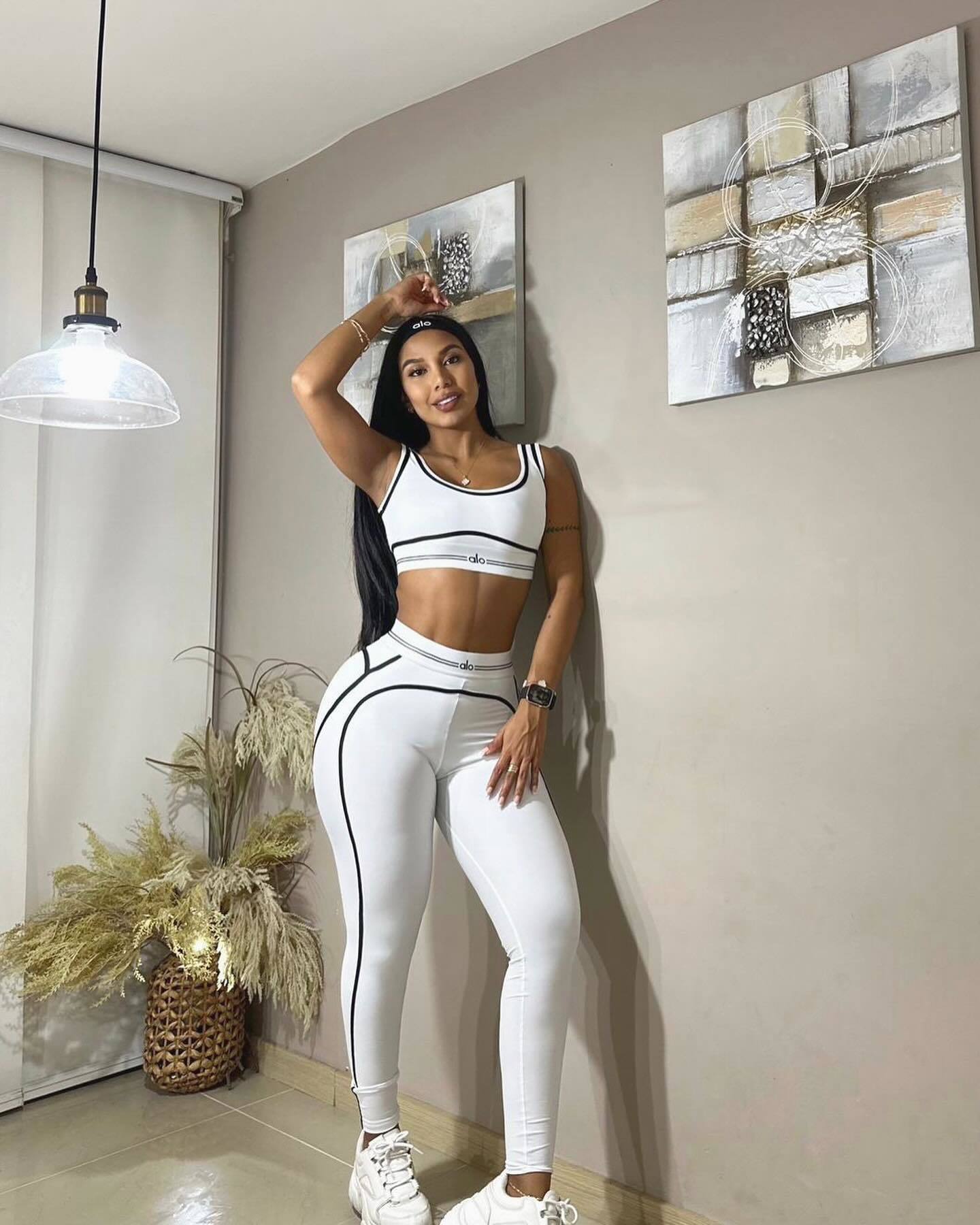 Alo Two-Piece Activewear Set | Sculpting Sports Bra & High-Waist Leggings